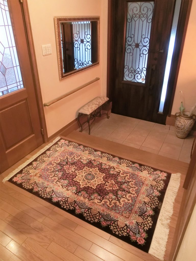 バーガンディー色のペルシャ絨毯が美しい玄関。