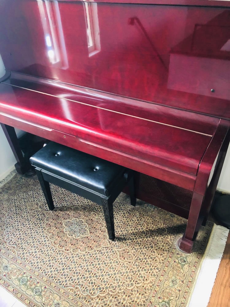 ピアノの脚元に敷かれた絨毯はタブリーズ産。