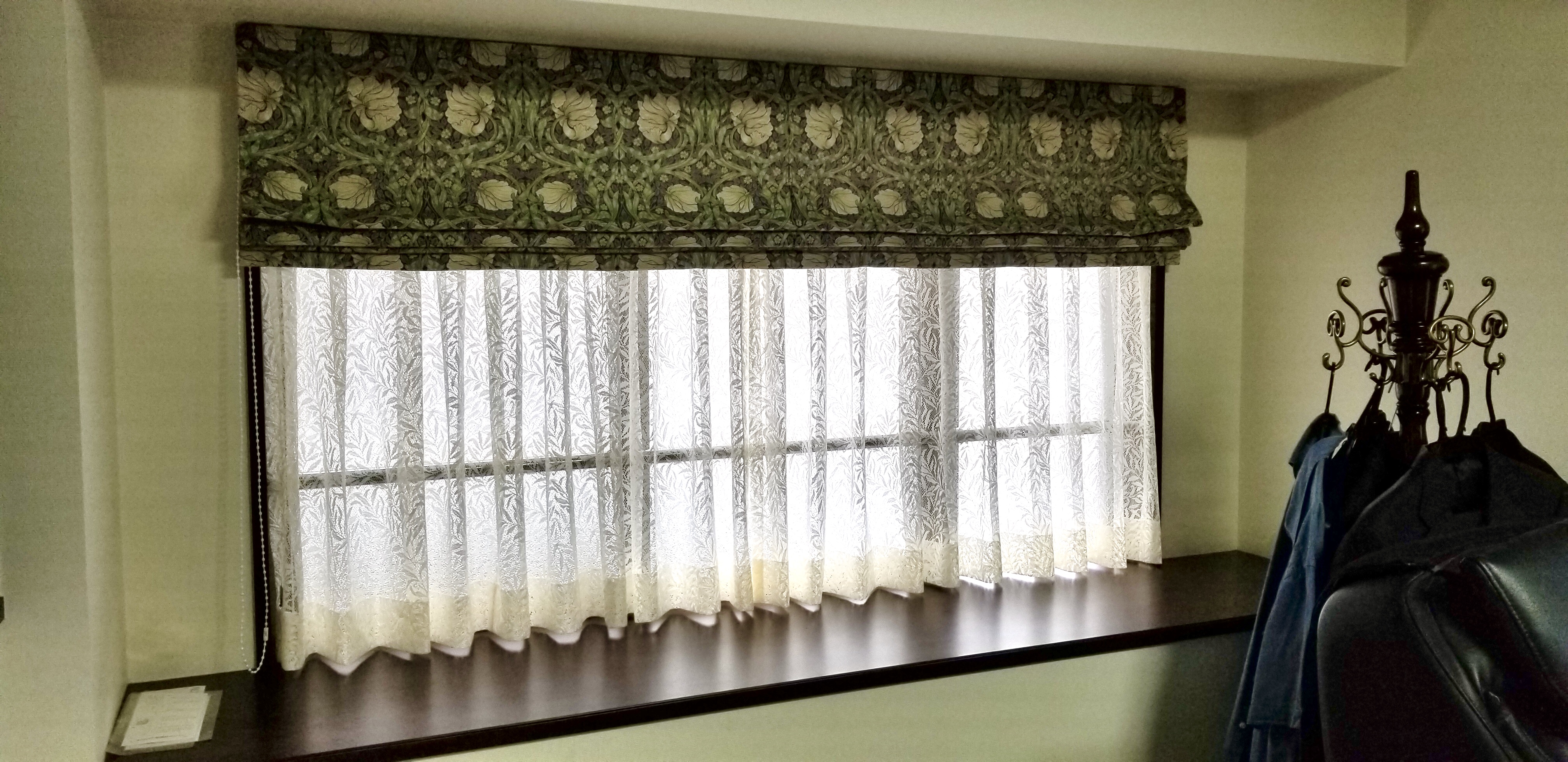 ウィリアムモリスのカーテン地を使用したプレーンシェードスタイルの窓辺。