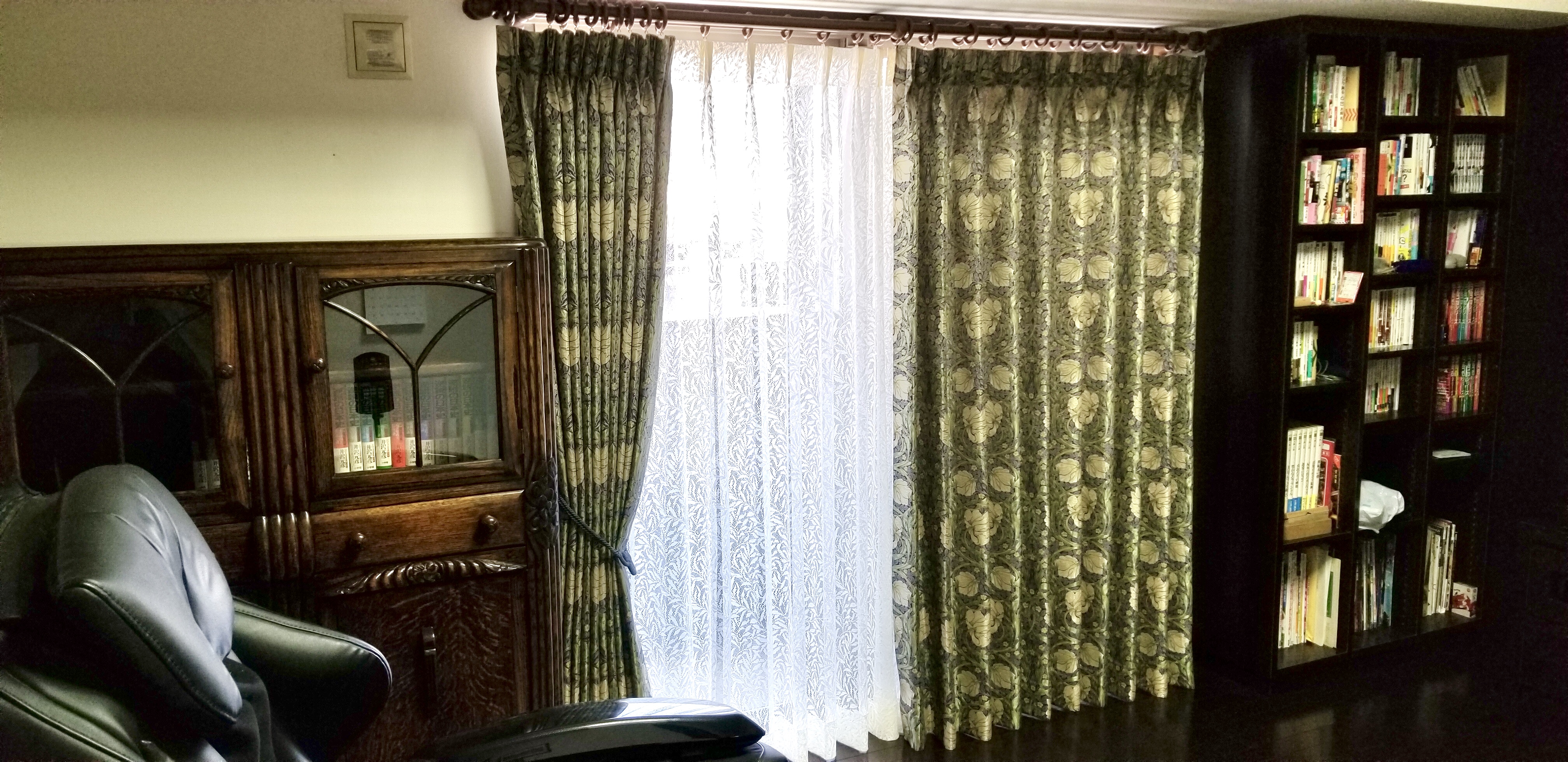 アンティーク家具とウィリアムモリスのカーテン