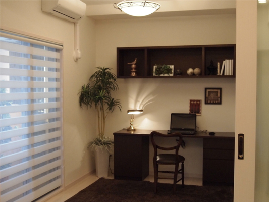 モダンで落ち着いた雰囲気の書斎コーディネート