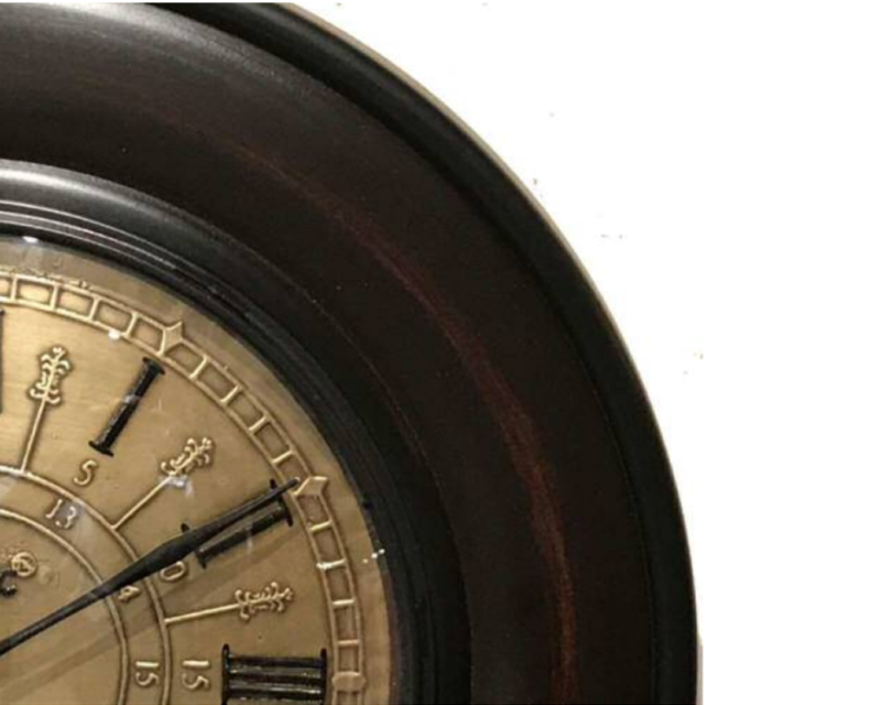 真鍮の打ち出しの文字盤がおしゃれな時計