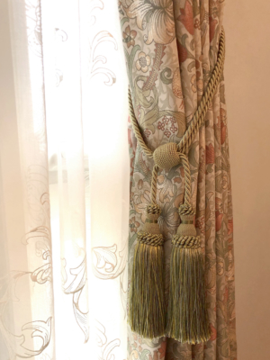 ジャガード織りの美しいドレープカーテンに装飾タッセルをコーディネート