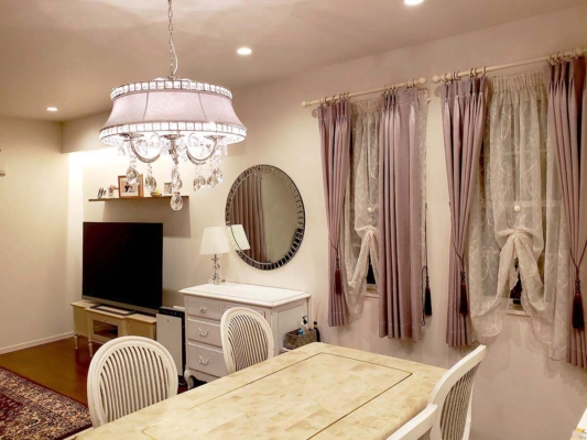 フォッシルストーンのダイニングテーブル